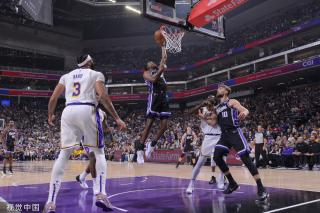 一丝不苟的 一丝不苟的